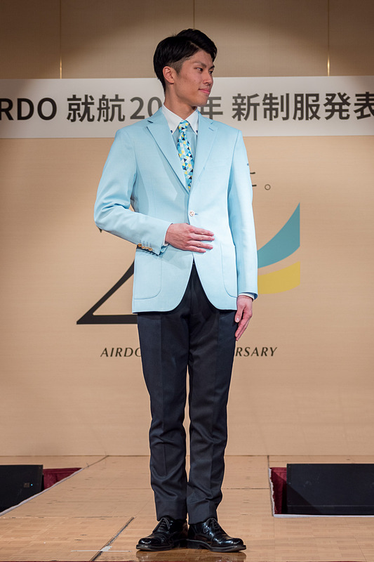 地上旅客スタッフの男性/ジャケットスタイル