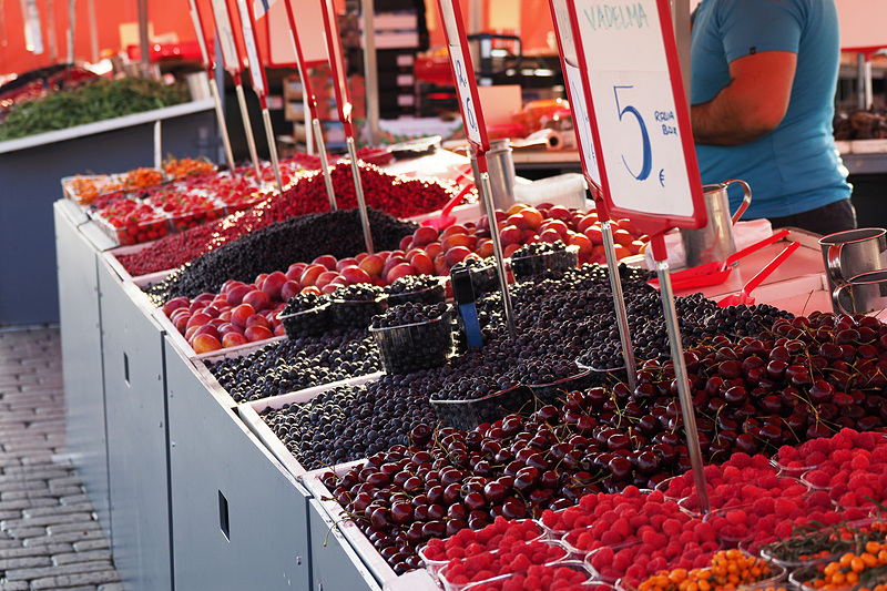 ベリーが豊富な港の青空マーケット
