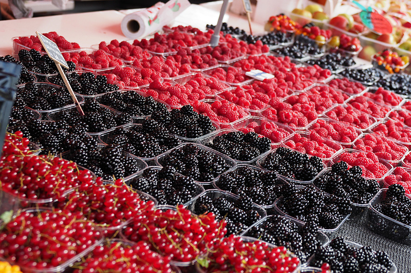 さまざまなベリーが並ぶお店が多い青空マーケット