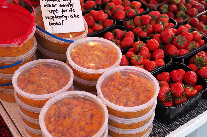 さまざまなベリーが並ぶお店が多い青空マーケット