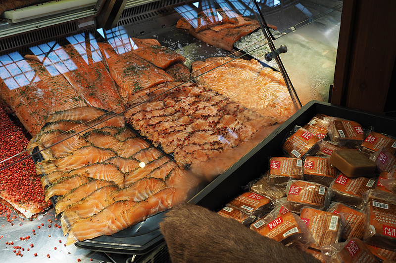 生の食材から加工済みのお惣菜的なものまでなんでも揃います。港沿いのマーケットらしく特に魚は充実しています