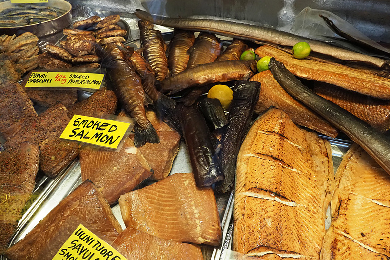 生の食材から加工済みのお惣菜的なものまでなんでも揃います。港沿いのマーケットらしく特に魚は充実しています