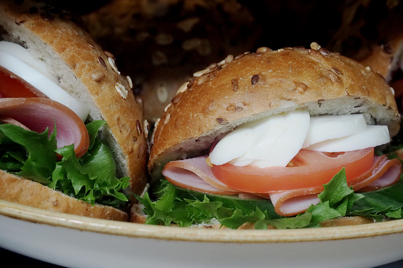 いろいろなサンドイッチもありますし、建物内のカフェで飲食もできます