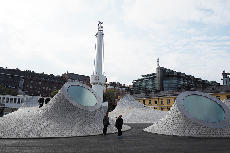 外のオブジェは登れるので上で写真を撮る人もチラホラ