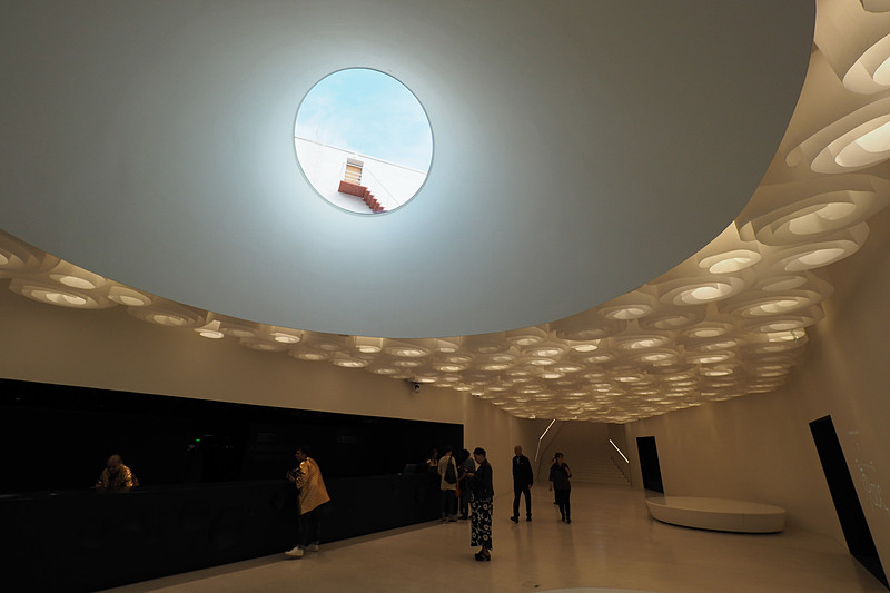 地上と地下にまたがるミュージアムは不思議な雰囲気