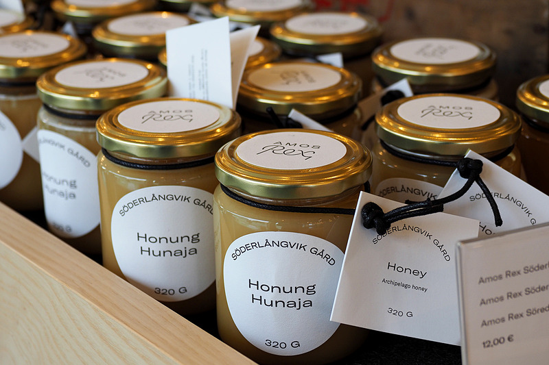 ショップにはなぜかオリジナルのハチミツやジャムも多数