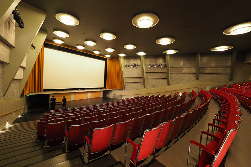 映画館の入っているシパラッツィという建築物は1936年竣工