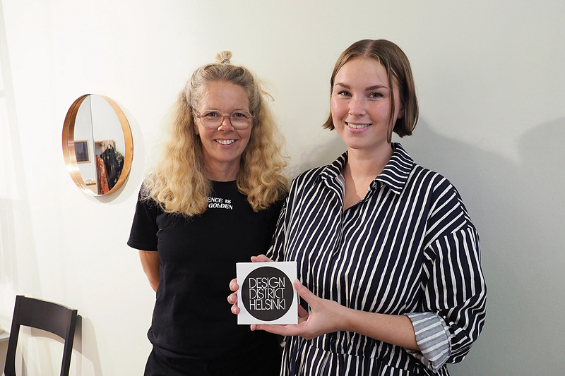 「Lokal」の2人が手にしているのはDESIGN DISTRICT HELSINKIのトレードマーク。DESIGN DISTRICT HELSINKIはフィンランドデザインの発信地として認定されたお店で小さな雑貨店からホテルやカフェまでさまざまな分野の名前が名を連ねる。多くの店にはトレードマークが提示されているので見つけるのは簡単だ
