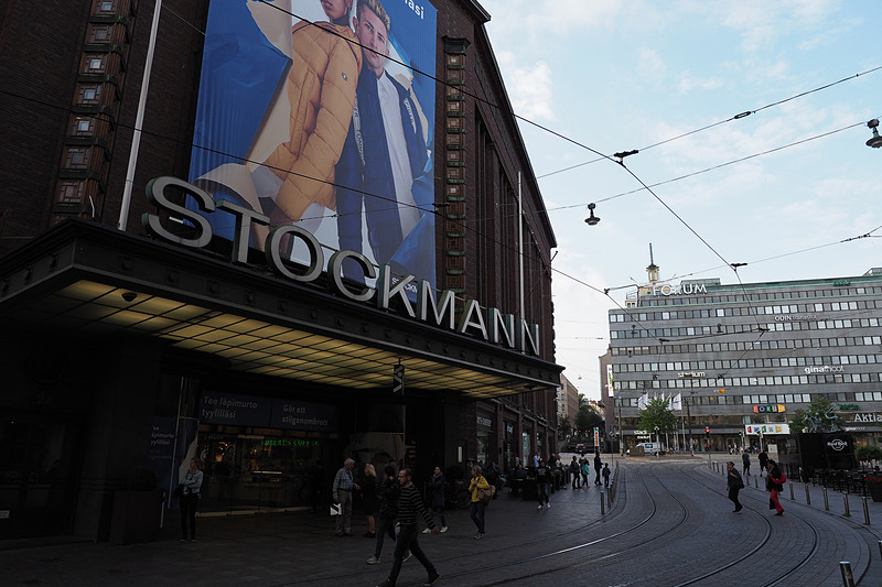 広場のモニュメント、教会からショーウィンドウ越しに見る家電製品、清掃車のフォントや色使いまで、すべてがデザインされているようで楽しいヘルシンキの街