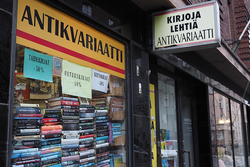 広場のモニュメント、教会からショーウィンドウ越しに見る家電製品、清掃車のフォントや色使いまで、すべてがデザインされているようで楽しいヘルシンキの街