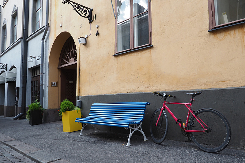 広場のモニュメント、教会からショーウィンドウ越しに見る家電製品、清掃車のフォントや色使いまで、すべてがデザインされているようで楽しいヘルシンキの街