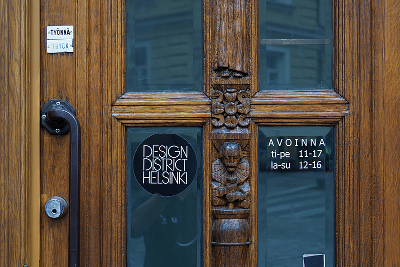 広場のモニュメント、教会からショーウィンドウ越しに見る家電製品、清掃車のフォントや色使いまで、すべてがデザインされているようで楽しいヘルシンキの街