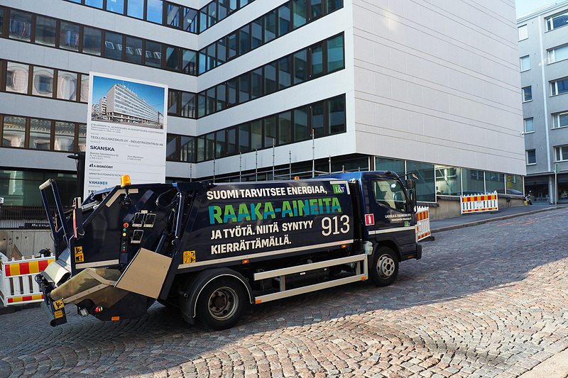 広場のモニュメント、教会からショーウィンドウ越しに見る家電製品、清掃車のフォントや色使いまで、すべてがデザインされているようで楽しいヘルシンキの街