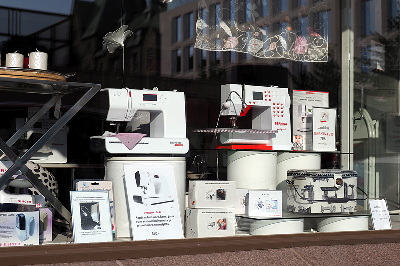 広場のモニュメント、教会からショーウィンドウ越しに見る家電製品、清掃車のフォントや色使いまで、すべてがデザインされているようで楽しいヘルシンキの街