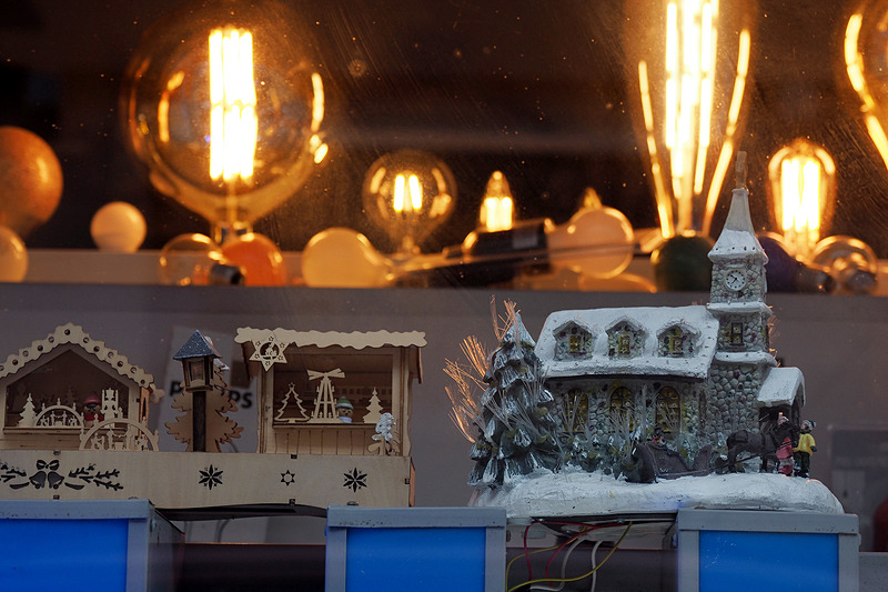電気屋さんに並んだオブジェ。日本から来た観光客（筆者）が写真を撮っていたら中から店の方がニッコリ出て来て後ろのライトをすべて点灯させてくれました。この街ではこういう優しさに触れる機会が多いような気がします