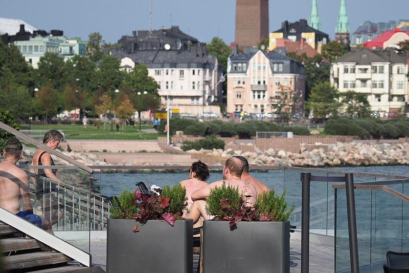 海沿いのテラスでサウナで火照った体を冷やす利用者。このまま海に入ることも可能です