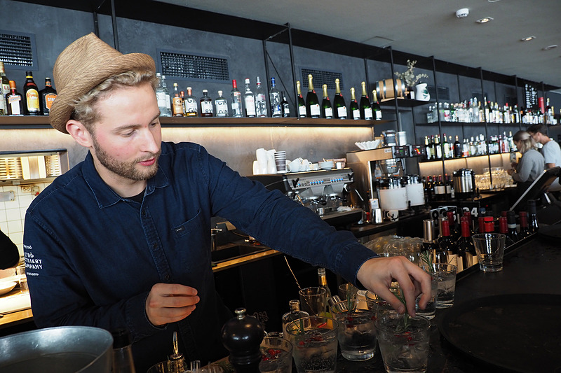 お酒はフィンエアーの機内でも提供されているフィンランドのジン、ナプエ（NAPUE）も用意されています。もちろんお酒を楽しむのはサウナのあとで