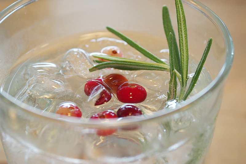 お酒はフィンエアーの機内でも提供されているフィンランドのジン、ナプエ（NAPUE）も用意されています。もちろんお酒を楽しむのはサウナのあとで