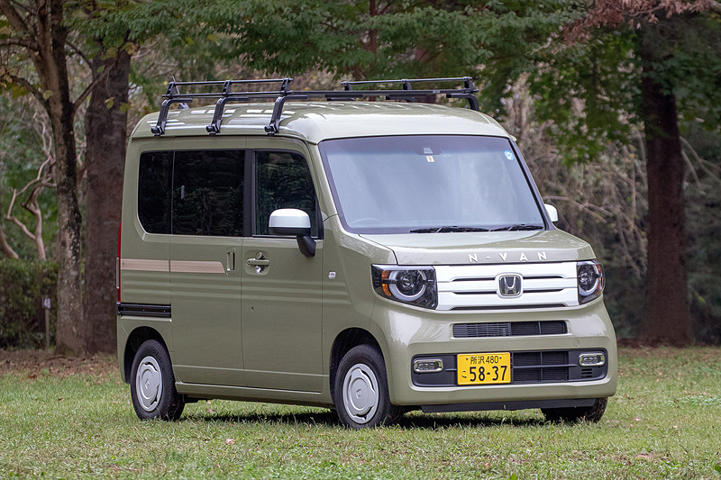 今回、機材車兼スタジオとなる「N-VAN ＋STYLE FUN Honda SENSING」（以下N-VAN）。ホンダアクセス製のフロントグリル、フードエンブレム、ドアミラーカバー、ドアハンドルプロテクションカバー、リアライセンスガーニッシュ、ホイールキャップを装着。さらにリアドア、リアフェンダー（フューエルリッド含む）、テールゲートに施工するデカール（ウッド）とルーフキャリアもホンダアクセス製。N-VANの持つ「道具っぽさ」を損なうことなくパーソナル感を作り出すアイテムだ