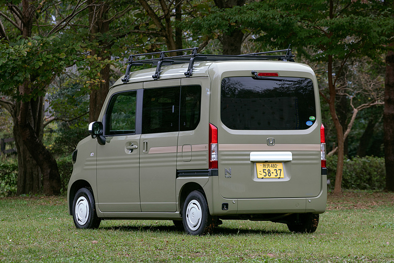 今回、機材車兼スタジオとなる「N-VAN ＋STYLE FUN Honda SENSING」（以下N-VAN）。ホンダアクセス製のフロントグリル、フードエンブレム、ドアミラーカバー、ドアハンドルプロテクションカバー、リアライセンスガーニッシュ、ホイールキャップを装着。さらにリアドア、リアフェンダー（フューエルリッド含む）、テールゲートに施工するデカール（ウッド）とルーフキャリアもホンダアクセス製。N-VANの持つ「道具っぽさ」を損なうことなくパーソナル感を作り出すアイテムだ