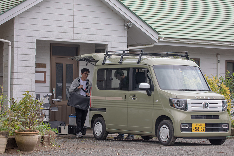 家で機材を積みこむ。ギターにベース、アンプ、マイクスタンドに一応キーボードも。と、アレコレと入ってしまうのがすごい