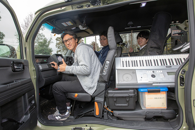 演奏機材一式と大人3人が収まってしまう「軽自動車」。普通車ではなくカテゴリーが軽自動車であることもN-VANに「趣味っぽさ」を感じさせる部分だ