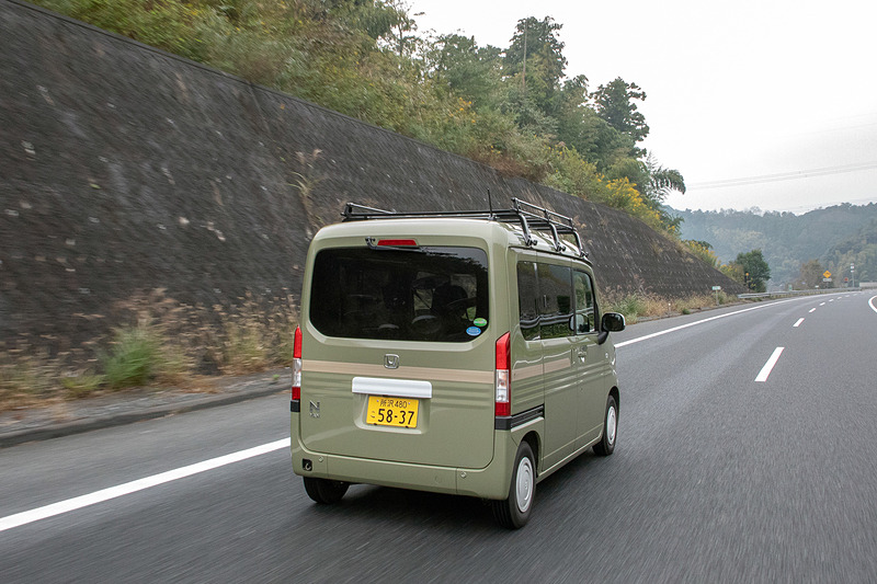 S07B型水冷直列3気筒ターボエンジンは大人3人＋荷物の状態でも登り坂を余裕で走りきる。段付きのないCVTならではの加速感も快適