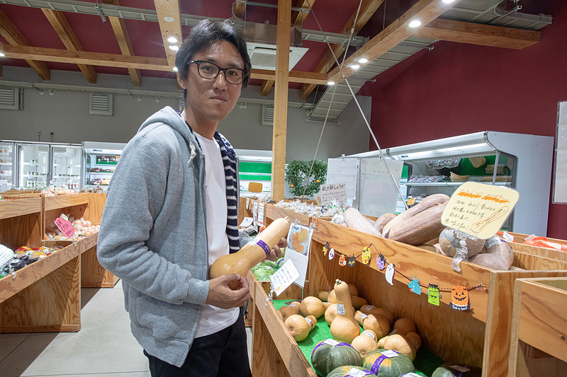 せっかくのドライブなので地元の新鮮野菜が購入できるスポットにも立ち寄る。ここは直売所、グルメコーナー、ワークショップ、バーベキューコーナーがある「カズサの郷 愛彩畑」だ