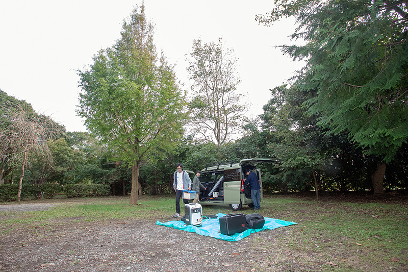 順番に機材を降ろしていく。下に敷くシートを用意しておいたので作業はスムーズに行なえて機材も汚れずに済んだ