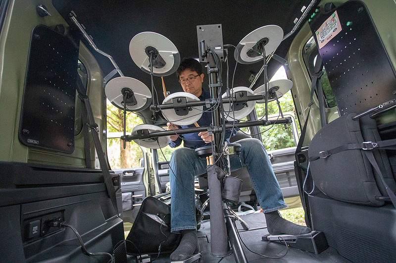 コンパクトはいえそれなりのサイズである電子ドラムもご覧のとおり余裕で収まる。ドラムスローンに座っても頭と天井とのクリアランスはある（身長178cm）。