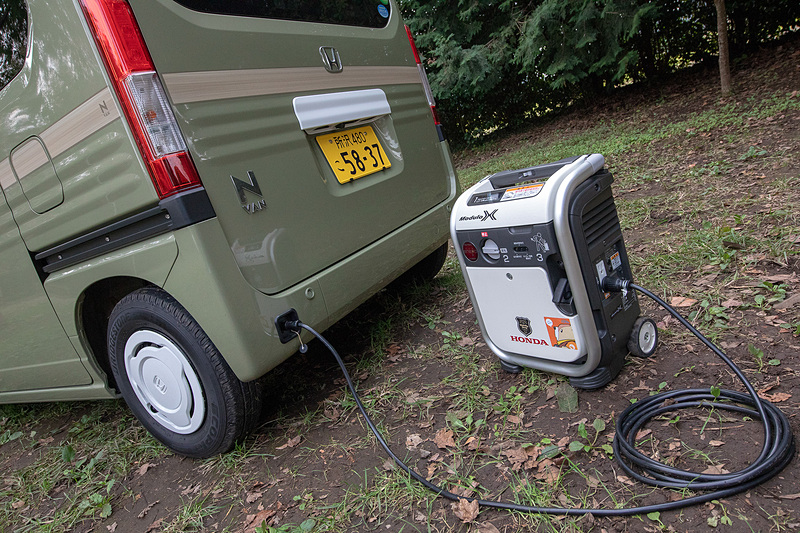 カセットガスで電気が作れるハンディタイプの正弦波インバータ搭載発電機「Eu9iGB（エネポ）」を使用。オートキャンプ場や駐車場では発電機が使えないところもあるが、今回は土地の管理者に許可を取っての使用