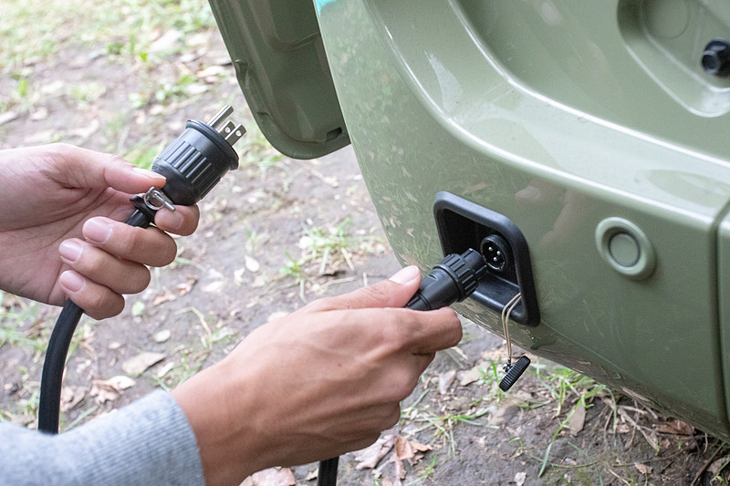 N-VANの純正アクセサリである「外部電源入力キット（3万6720円、取り付け工賃別）」。発電機につなぐだけでなく、キャンプサイトに用意されている電源、自宅の電源などからAC100Vを取ることができ、その電気は室内に設けたコンセントから供給。N-VANの車内で家庭用の電気機器（最大1500W）が使用できるようになる。普段から使うモノではないが、手に入れれば行動範囲が広がるN-VANだけに、これはきっと欲しくなる。新車注文時に一緒に頼んでおくのが正解だ