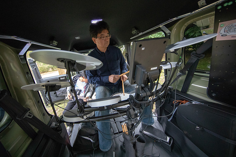 最初に音を出し始めたのはユタカ。ドラムの演奏が始まったN-VANのなかは軽自動車の車内とは思えない雰囲気になる
