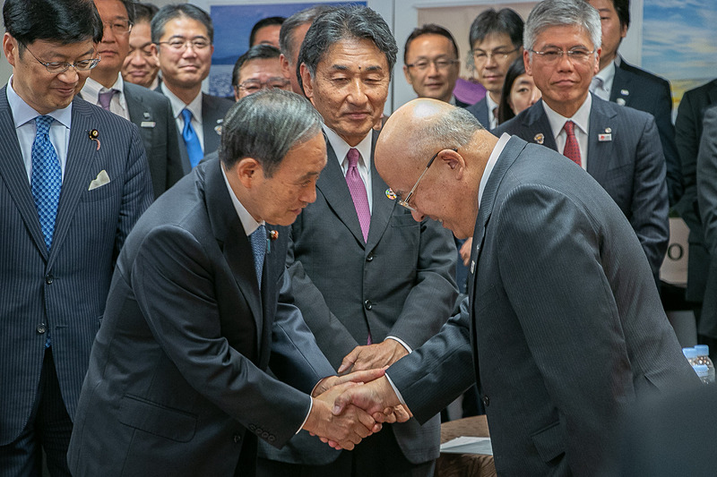 菅義偉内閣官房長官と握手を交わす田川博己会長