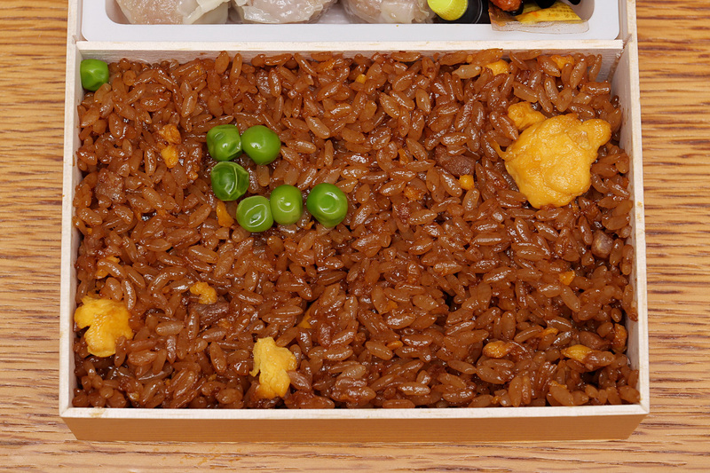 中国の溜まり醤油を使った黒炒飯は、コクが深くやや濃い目の味付け。香ばしさもあってなかなかの美味しさだ