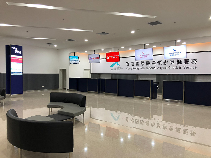 珠海の入出境手続き施設にあるチェックインカウンター