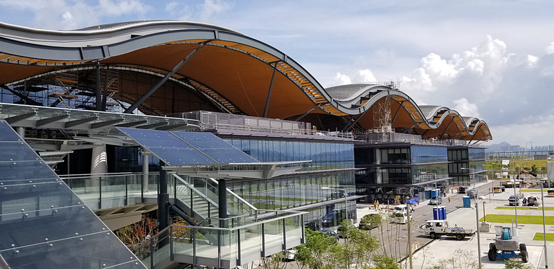 開通した港珠澳大橋（左）と、香港側の入出境手続き施設（右）（画像出典：香港政府観光局）