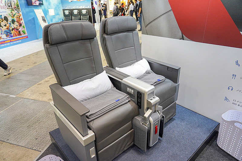 ブランドスペースで展示するプレミアムエコノミーシート