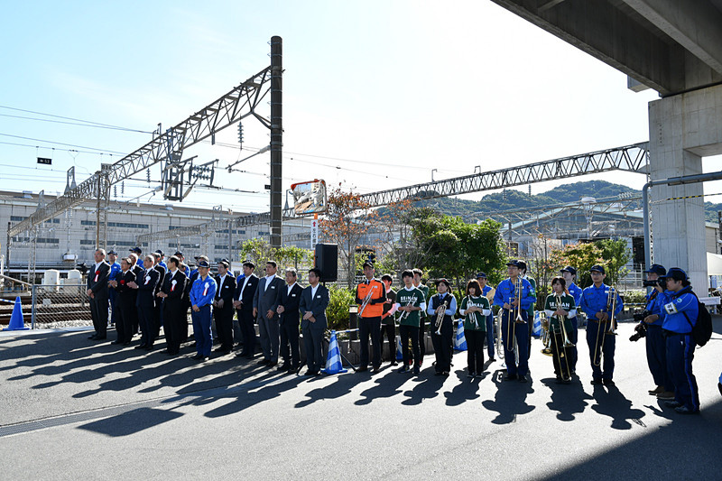 開会セレモニーの参列者