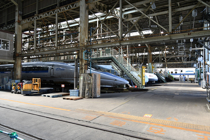 建屋内にはさまざまな型式の新幹線が停車していた