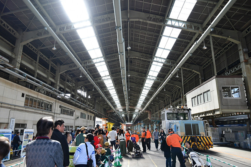 保線モーターカーが展示されており、オレンジの制服を着て記念撮影することができた