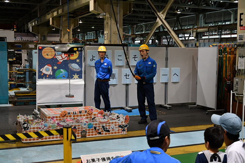 大型クレーンを使ったクレーンゲーム