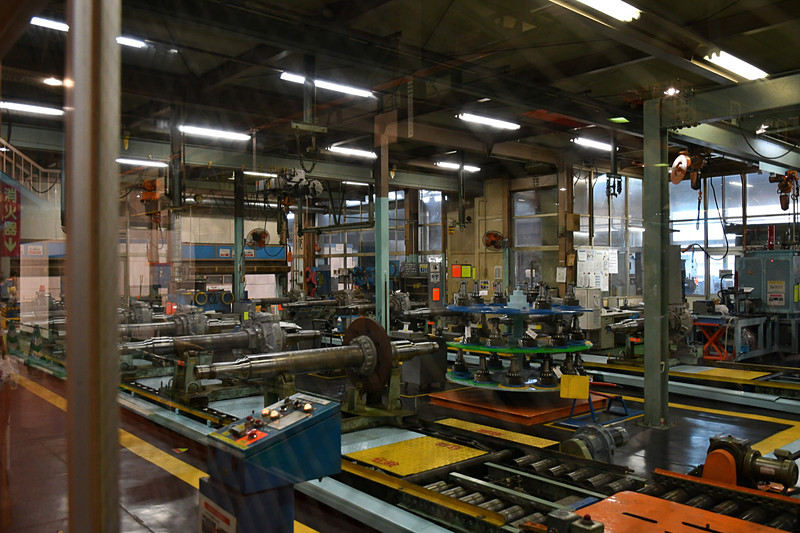 通路上は、ガラス越しに工場内を見ることができた