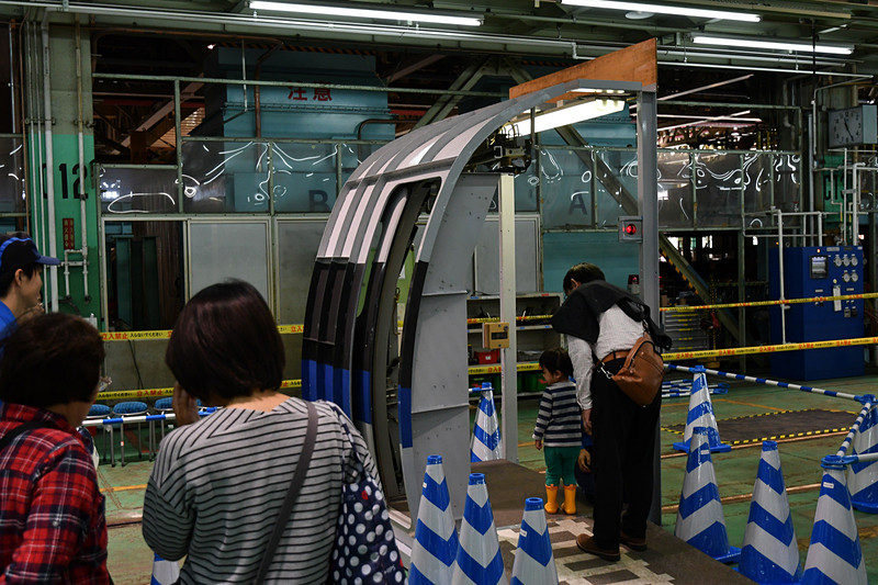 ドア開閉動作体験はボタンで開閉