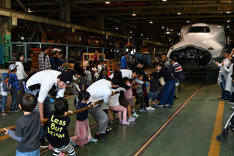 新幹線との綱引き体験