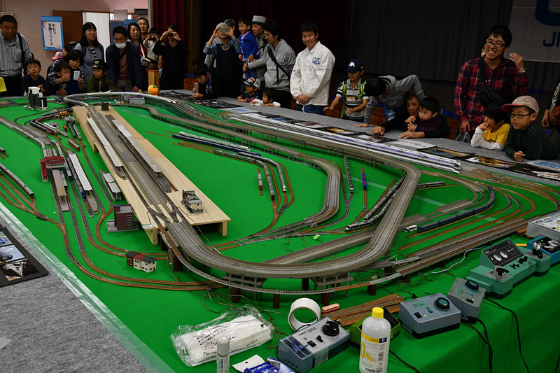 九州大学鉄道研究同好会による大型のジオラマ