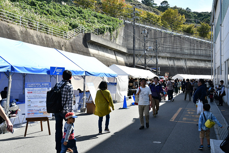通路にはアイテムなどを販売するテントが立ち並んでいた