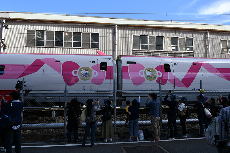 「ハローキティ新幹線」は、予定時刻とおり13時に展示用線路に入線
