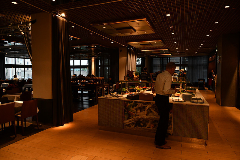 3階にある朝食ビュッフェ会場。日本人スタッフも働いており、初めての北欧旅行にはオススメできるホテルだった