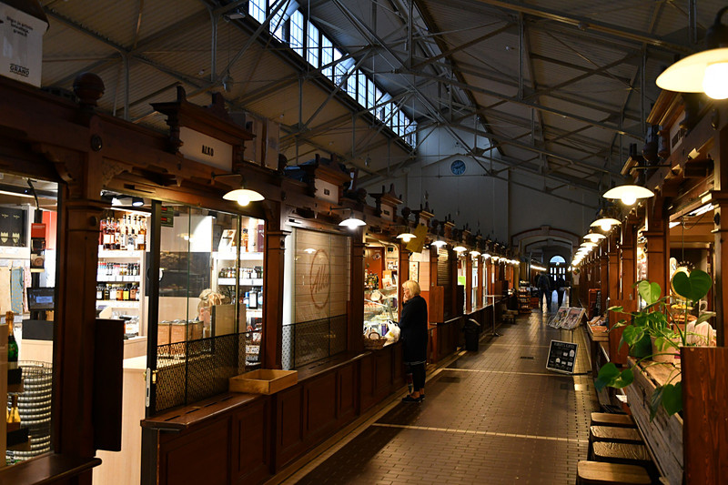 朝早かったせいか、人影もまばら。しかし店内では準備に追われるスタッフの姿が多くあった
